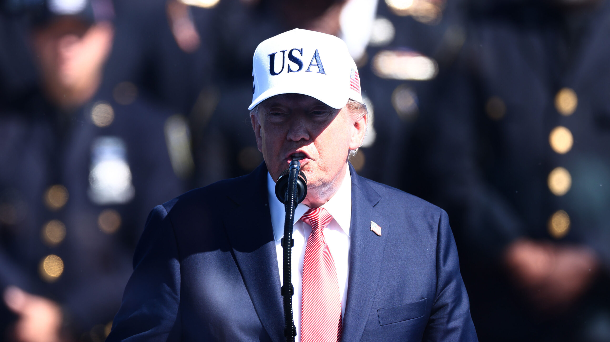 Trump ratchets up trade war, moves to ban many Canadian goods from entering US