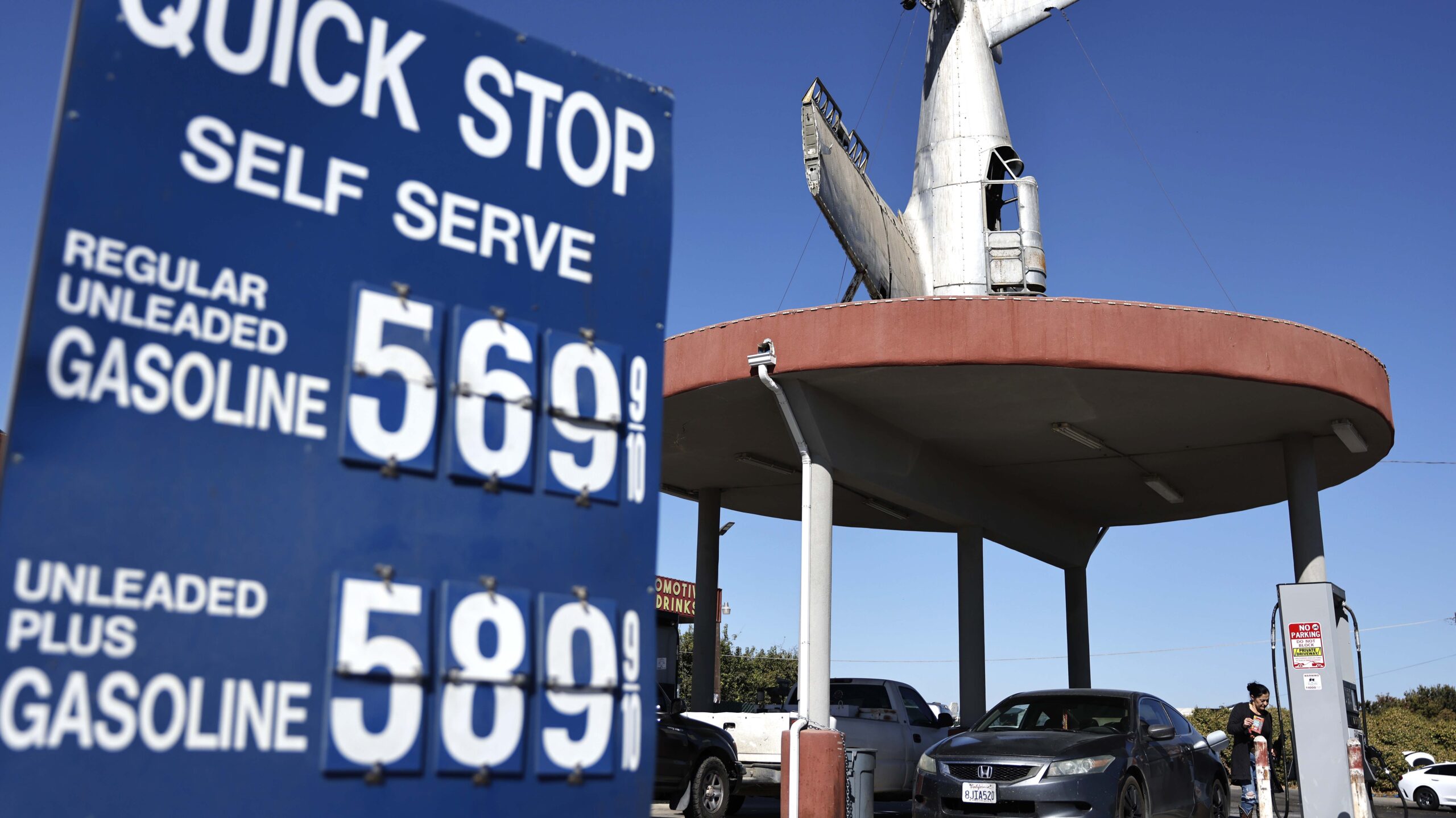 Gas prices unlikely to fall below $4 a gallon before midterms, some experts say